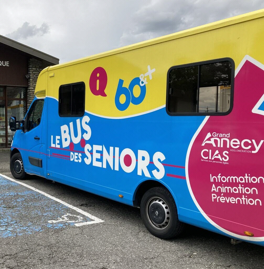 le bus des seniors vient pour aider et informer les seniors et aidants sur les services mis a leur disposition par le grand annecy photo le dl jean paul chavas 1621523346
