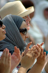 220px-Arabic_arts_festival_applause.jpg