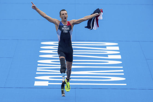 Alexis Hanquinquant FRA comes down the finishing straight to win the Gold Medal in the Men’s Triathlon PTS4 at the Odaiba Marine Park. Tokyo 2020 Paralympic Games, Tokyo, Japan, Saturday 28 August 2021. Photo: OIS/Joe Toth. Handout image supplied by OIS/IOC
